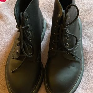 Original 6 eyelet Dr Martens - wm size 7